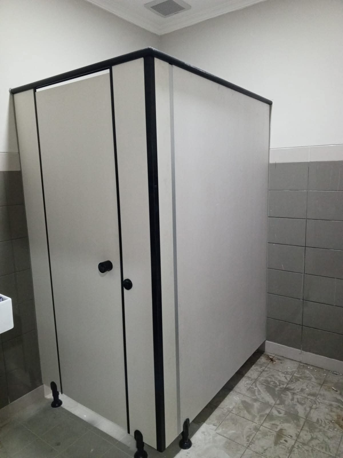 Cubicle Toilet Kaca: Solusi Privasi dengan Sentuhan Mewah