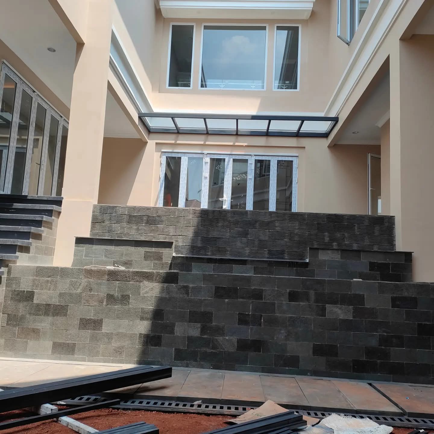 Inovasi Desain Kanopi Aluminium untuk Tahan Cuaca Ekstrem